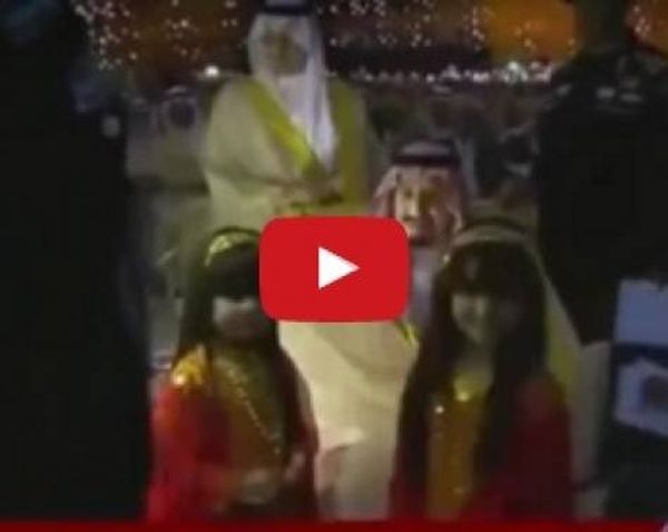بالفيديو - الملك سلمان يمازح طفلة صغيرة في لقطة انسانية معبّرة