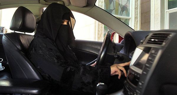 بالفيديو... مسؤول بالمملكة يكافئ سعودية أحرقت سيارته