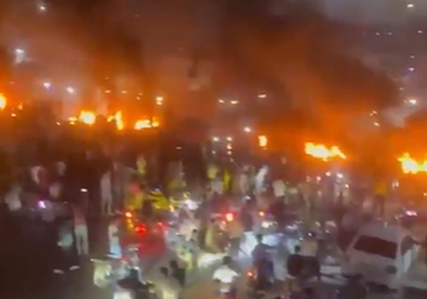 محتجون يقطعون الطريق الدولي عند معرة النعمان في إدلب السورية احتجاجًا على رفع أسعار المحروقات