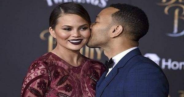 جون لجند يُبكي زوجته كريسي تيغن على المسرح.. بالفيديو