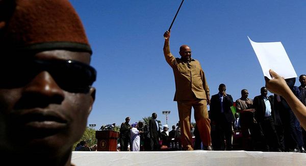 البشير يحيل عددا من ضباط الجيش للتقاعد