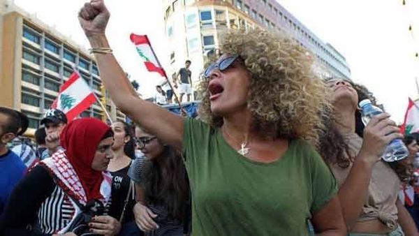 المرأة اللبنانيّة تقاتل على جبهات كورونا والنظامين الطائفي والطوائفي... وهل «أبغض الحلال» هو الحلّ؟