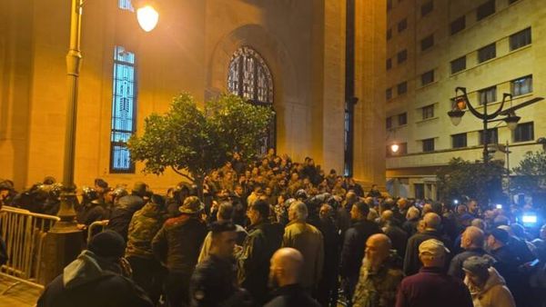 العسكريون المتقاعدون يغادرون ساحة النجمة بعد الاجتماع مع سلام