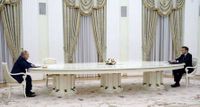 ما سرّ جلوس بوتين وماكرون على طاولة طولها 4 أمتار  خلال لقائهما؟