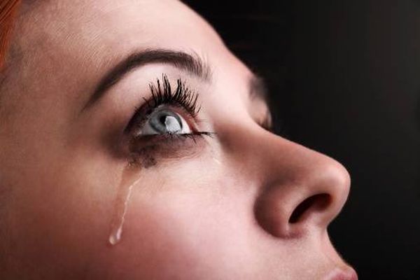 زوجي يضربني ويهين كرامتي أمام أهله.. ما الحل؟