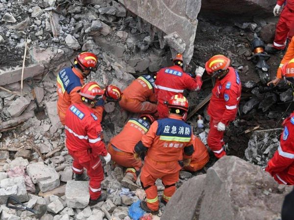 انهيار أرضي في الصين يحاصر أكثر من 10 أشخاص