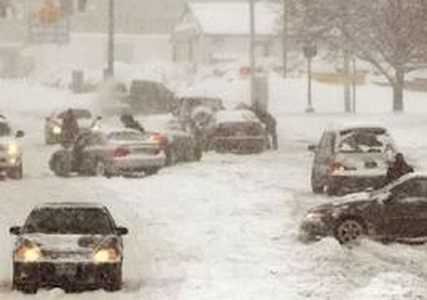 عاصفة ثلجية تغلق الطرق وتعطل حركة الطيران، وتأجيل مبارة جلطة سراي التركي ويوفنتوس إلى عصر اليوم