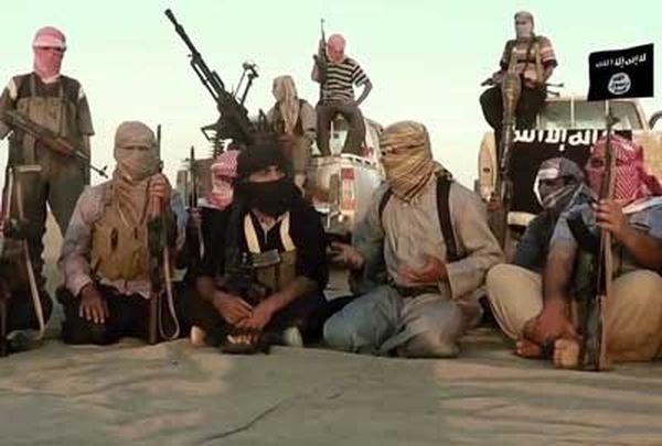 إزدواجيّة قيادات «التيّار الأزرق» في مُواجهة التكفيريين : «مأزق» أو «توزيع أدوار»؟
«المستقبل» لرموز المجموعات السلفيّة في طرابلس: لن نستطيع تغطيتكم
الحرب الأمنيّة الأستباقيّة نحو مزيد من «الزخم» ولا «خيمة زرقاء فوق رأس أحد»