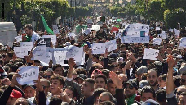 مظاهرات حاشدة في الجزائر ومواجهات قرب القصر الرئاسي