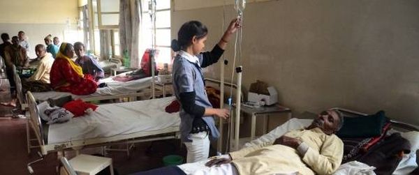أطباء يعالجون مرضاهم من على بُعد