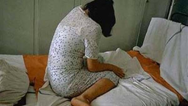 زوج يجبر زوجته على ممارسة الرذيلة مع رئيسه فى العمل