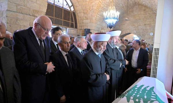مأتم رسمي وشعبي للحص
ميقاتي: كان ضمير لبنان والوطن