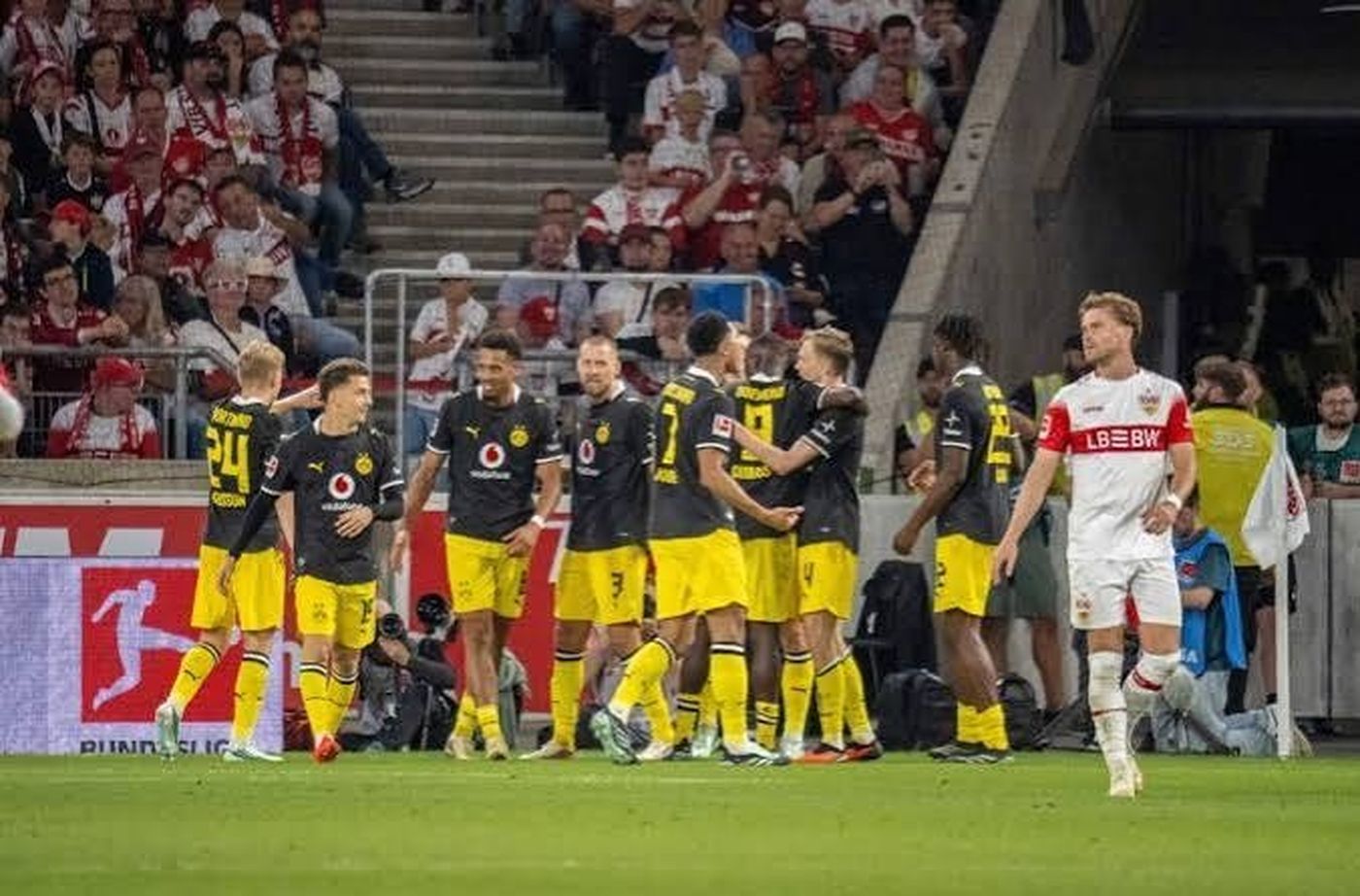 دورتموند يهزم شتوتغارت وينفرد بصدارة الدوري الألماني
