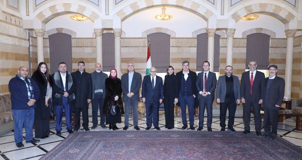 الاساتذة المتعاقدون والعاملون في 