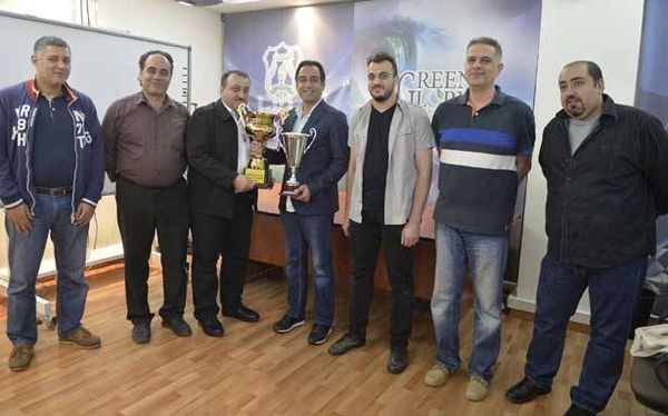 بدر يتسلم من فريق الأنصار
للشطرنج كؤوس بطولات لبنان