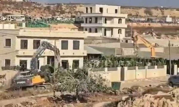 الاحتلال يهدم منزلاً في قلنديا ويعتقل فلسطينيين في قباطية