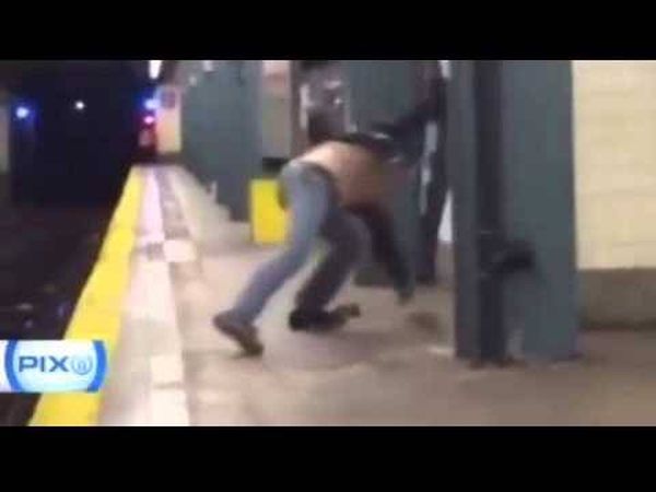 بالفيديو… نام في إحدى محطات المترو.. ليصحو ويجد ما لم يتوقعه أحد!!