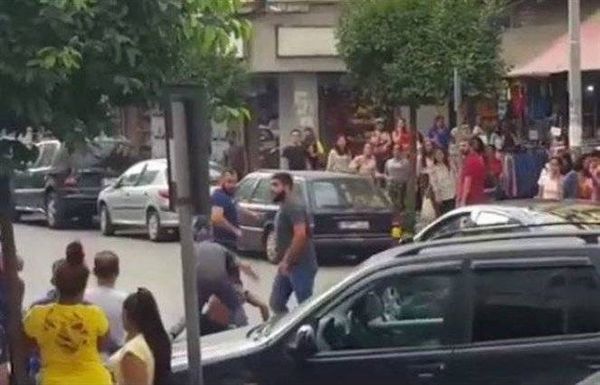 بالفيديو: في برج حمود.. اعتداء وحشي على شاب سوري!
