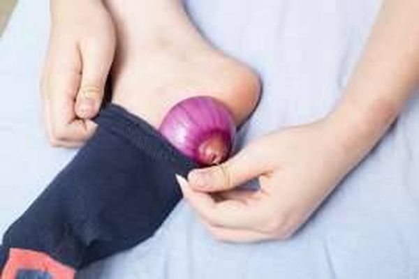 «البصل داخل الجوارب».. فوائد مذهلة في الأوقات المناسبة