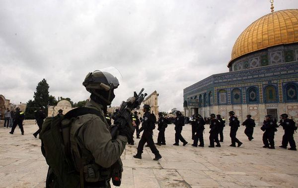 مصادر فلسطينية: أكثر من 70 إصابة خلال قمع الاحتلال لصلاة القدس بالرصاص المطاطي وقنابل الصوت والغاز