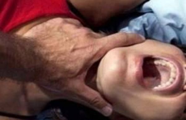 أخرته عن رحلته فخنقها حتى الموت!