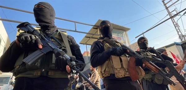 آليّة سحب السلاح الفلسطيني على الورق... والأولويّة لسوريا
التسليم بالتراضي وليس بالقوة... ومُحادثات عباس لم تُبلّغ لحماس
فتح لن تسلّم سلاحها إذا رفضت الفصائل الأخرى التسليم