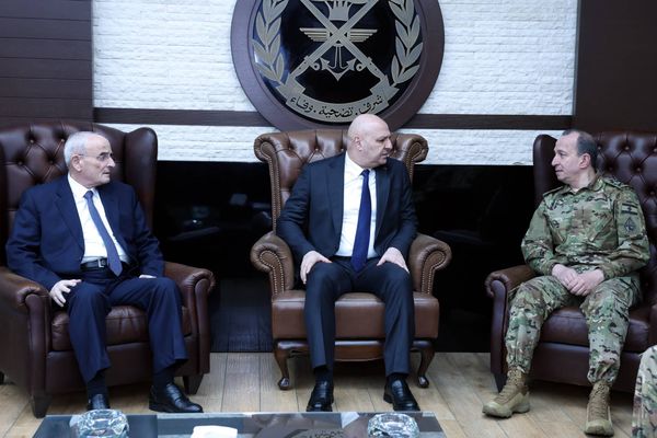 عون: مَن يحلم بتغيير قائد الجيش يستهدف المؤسسة
وليس شخص القائد... وهذا أمر ممنوع