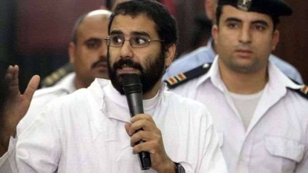 من هو علاء عبد الفتاح الناشط الذي أفرجت السلطات المصرية عنه؟
