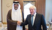 أمير قطر يلتقي جونسون في لندن
