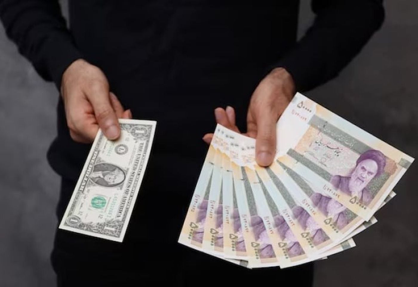 تراجع جديد للعملة الإيرانية مع ارتفاع الدولار إلى مستويات قياسية