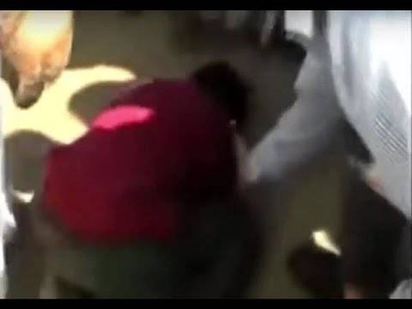 بالفيديو: وزيرة تركل طفلاً متسولاً