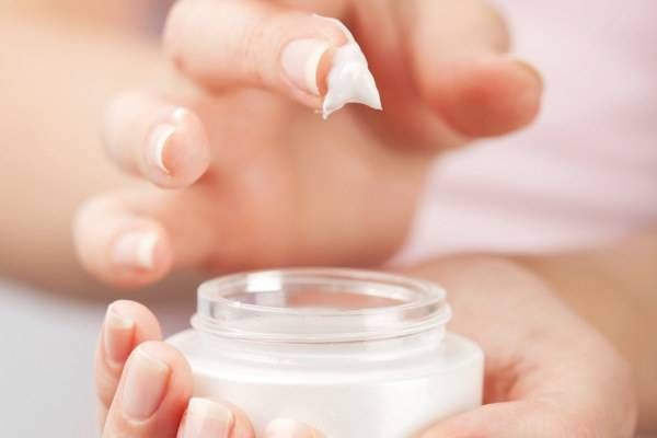 بالفيديو: قبل أن تشتروا الكريم المرطب اقرأوا هذا المقال : لا تقعوا في الفخ