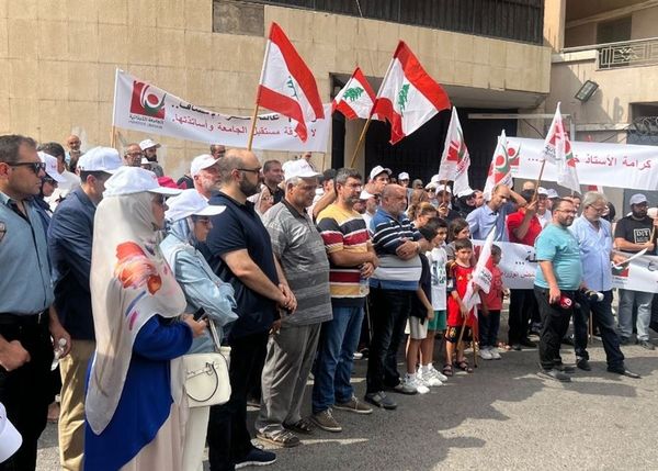 أساتذة "اللبنانية" يعتصمون أمام السرايا مطالبين بإقرار ملف التفرغ