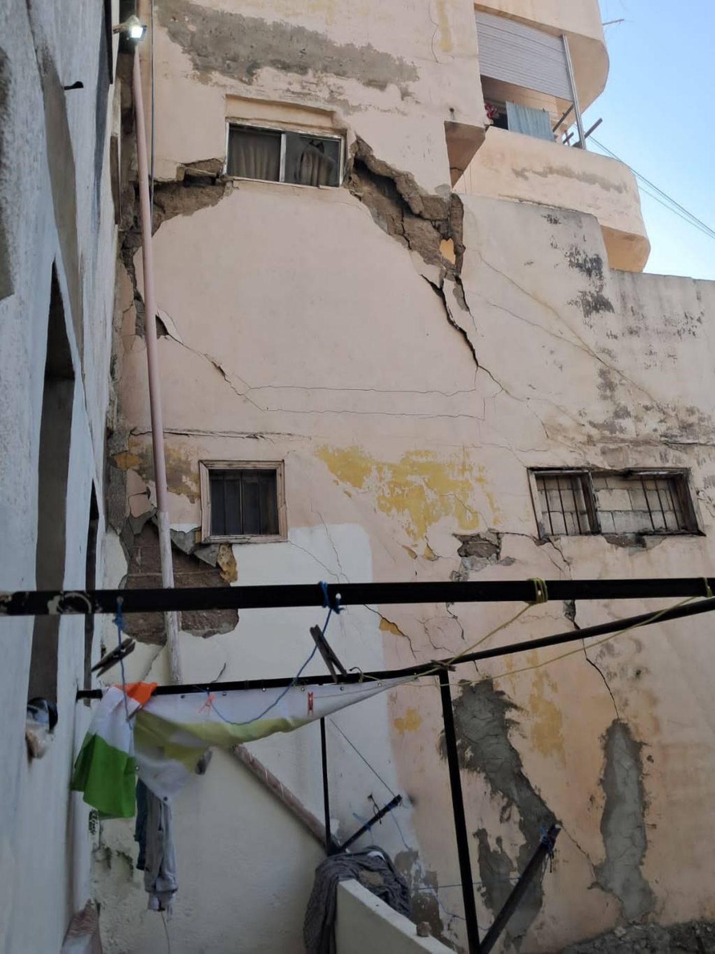 انهيار مبنى سكني في طرابلس