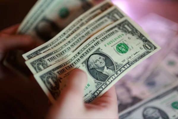 الدولار يتراجع إلى أدنى مستوياته في أشهر