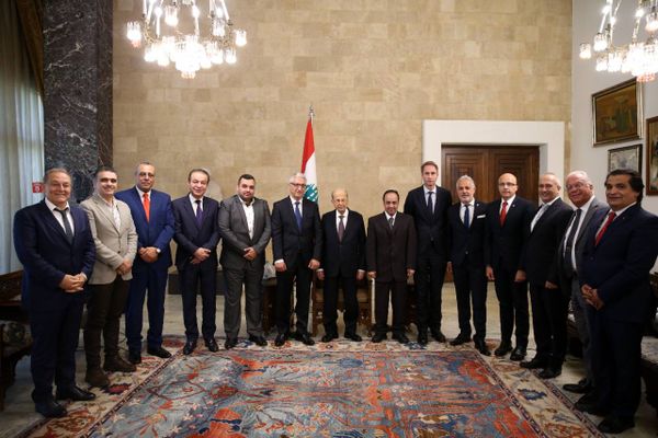 رغم الظروف الصعبة.. عون أمام وفد من "أطباء الأسنان" : لن نفقد طموحنا