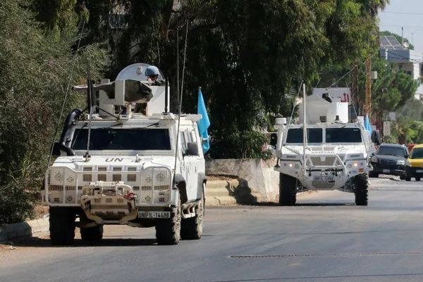 "اليونيفيل": نراقب التطورات ونستخدم قنوات الارتباط لمنع التصعيد وساهمنا في إعادة فتح الطرق وتحييد المخاطر المتفجرة.