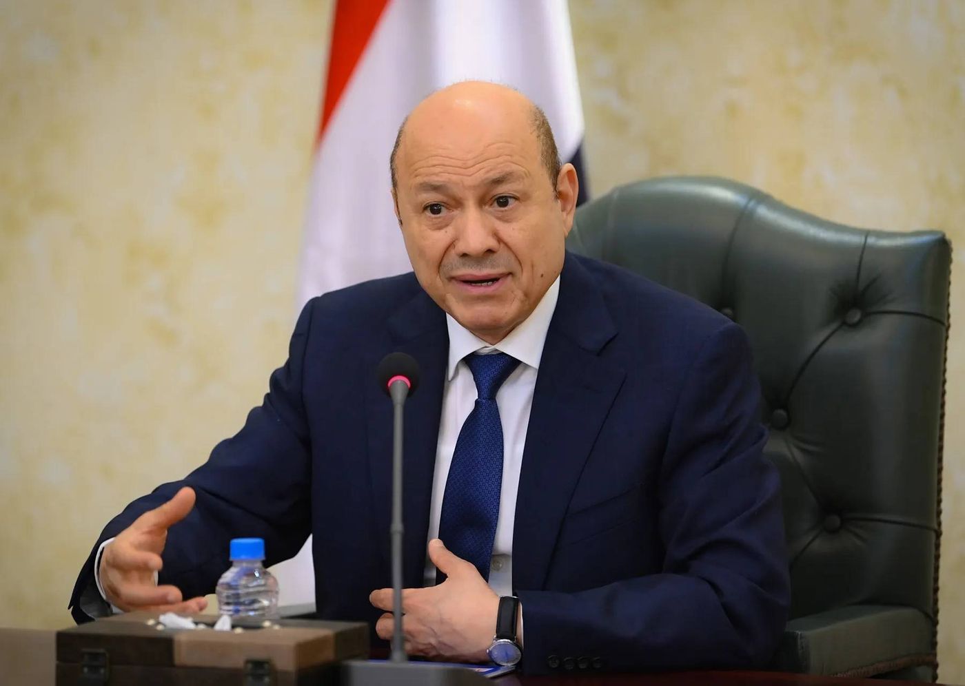العليمي: السماح بالهبوط في الحديدة قرار سيادي لحماية المدنيين ولن نسمح بانتهاك أجوائنا مستقبلاً