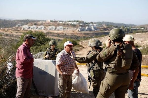 الاحتلال يعتدي على 5 فلسطينيين ويشدد إجراءاته في الضفة