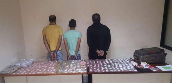 كوكايين وحشيشة وحبوب مخدرة.. "المعلومات" توقف 3 مروجين في برج حمود