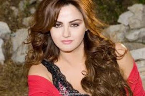 بسكال مشعلاني تأخذ رأي محبيها لشراء سيارة!
