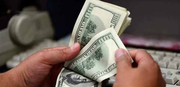 فنزويلا تتخلى عن الدولار في تعاملاتها بالسوق المالية
