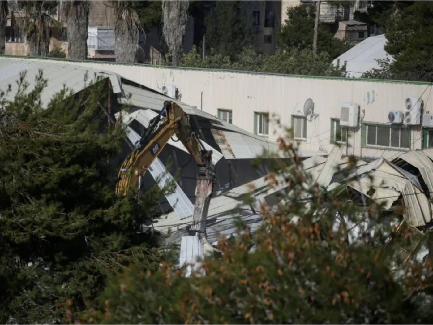 جولة لـ 28 بعثة دبلوماسية في مخيم قلنديا للاطلاع على استهداف الاحتلال لمنشآت "الأونروا"