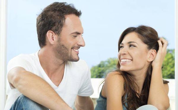 5 عبارات دلع يحب زوجكِ سماعها