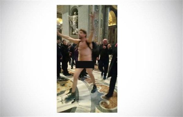 بالصورة: رجل يتعرى داخل بازيليك القديس بطرس ويبدأ بالصراخ... والسبب؟!
