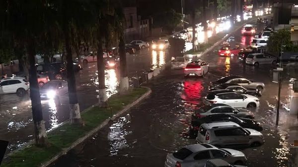 منخفض جوي يربك اللاذقية... أمطار غزيرة وسيول في الشوارع