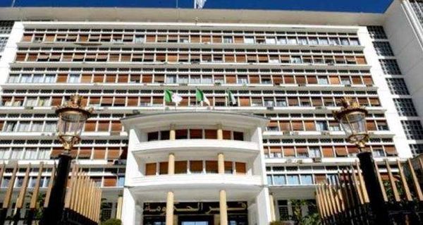 الجزائر توافق على استقبال لاجئين سوريين عالقين على حدودها مع المغرب