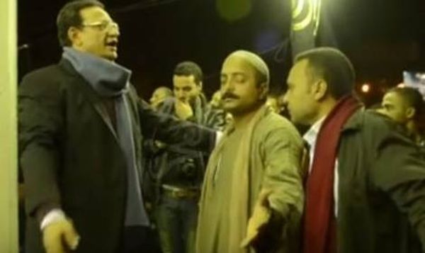 بالفيديو.. هذا ما فعله شقيق ممدوح عبد العليم بأحد المتواجدين في العزاء