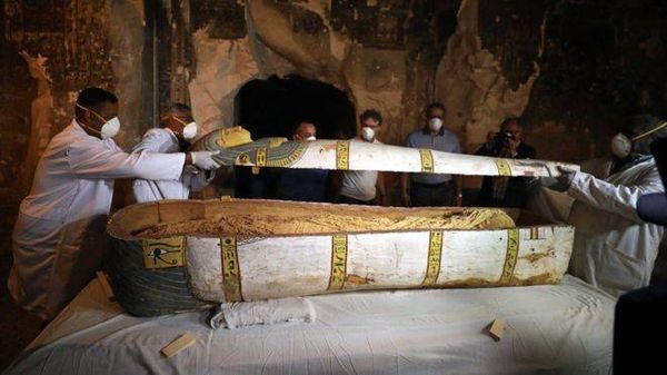 الكشف عن مقبرة أثرية تعود إلى عصور مصر القديمة