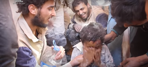 بالفيديو - انتشال فتى تبيّن أنّه حيّ في حلب